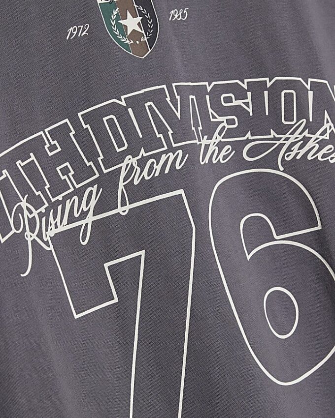 Grå dubbelvävd T-shirt med nummer 76 i rutmönster