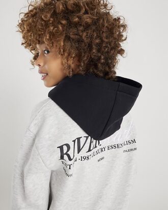 Grå hoodie med färgblock för pojkar från River Island Grå hoodie med färgblock för pojkar från River Island