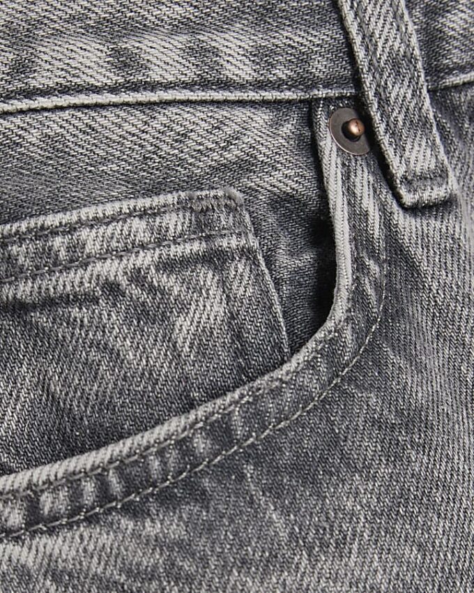 Grå jeans med rak ben och delad fåll