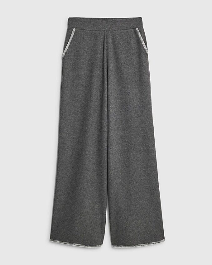 Grå joggingbyxor med breda ben och whipstitch