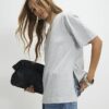 Grå kortärmad T-shirt med slitsad fåll