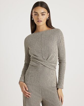 Grå långärmad topp med texturerad twist fram