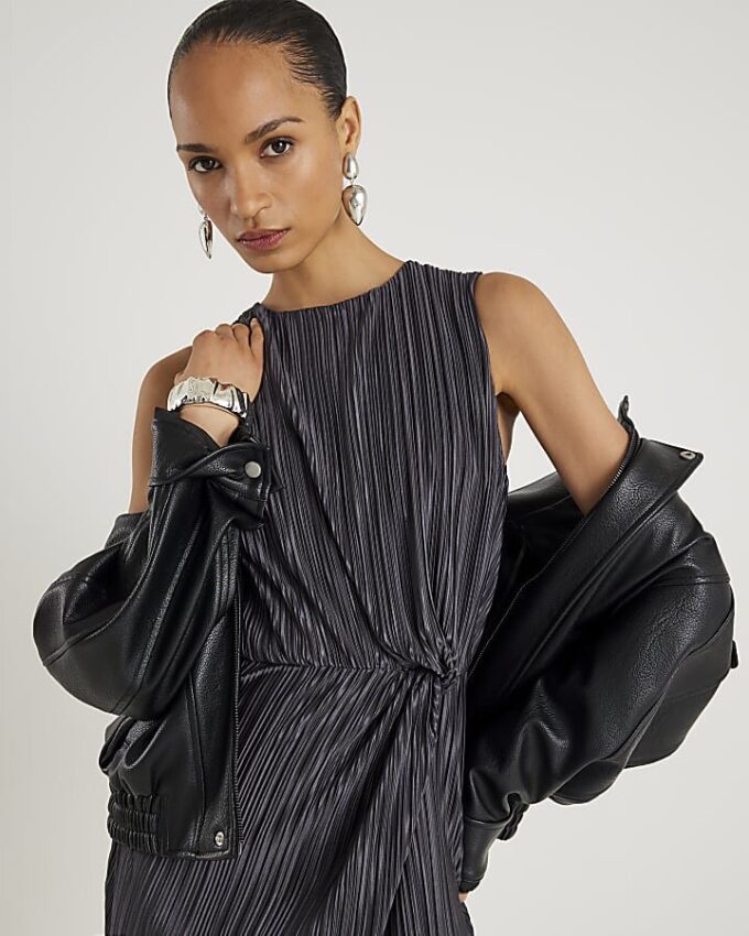Grå plisserad midiklänning med knut på sidan
