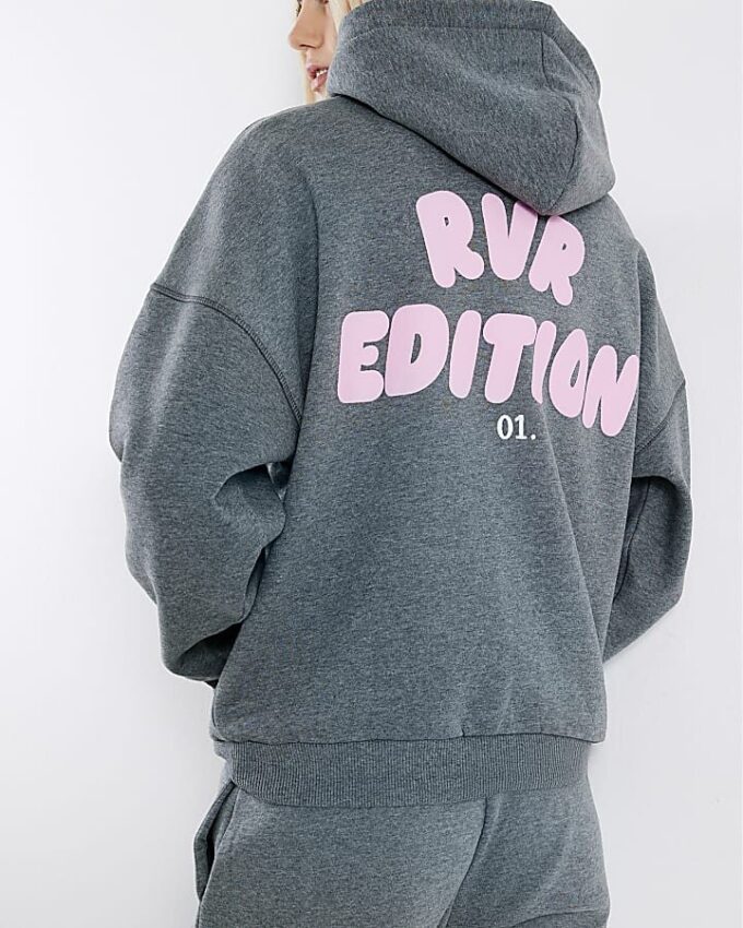 Grå RVR Edition-hoodie med tryck på ryggen