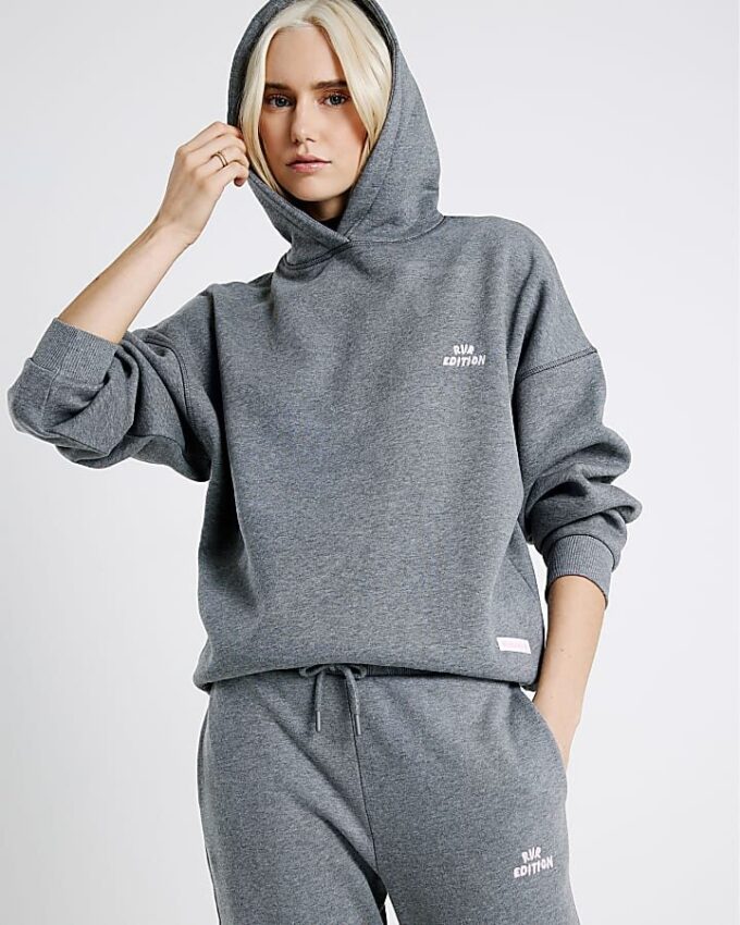 Grå RVR Edition-hoodie med tryck på ryggen