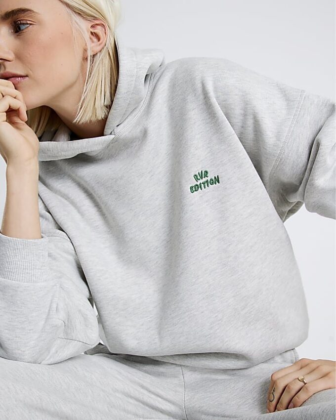 Grå RVR Edition-hoodie med tryck på ryggen