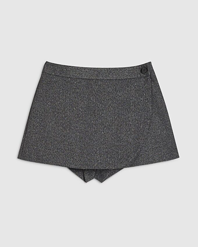 Grå skort med knappdetaljer