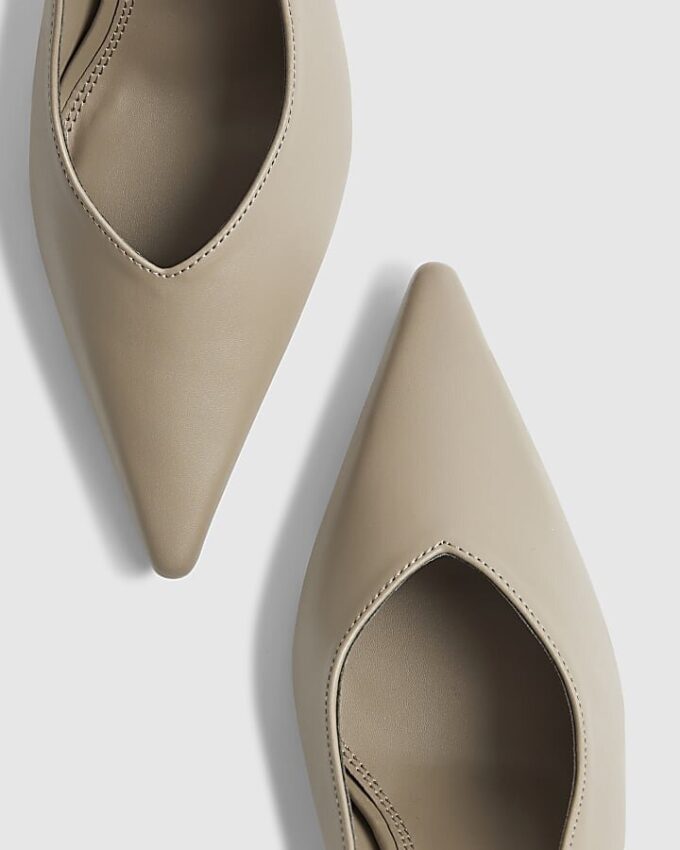 Grå slingback-klackar med logotyp
