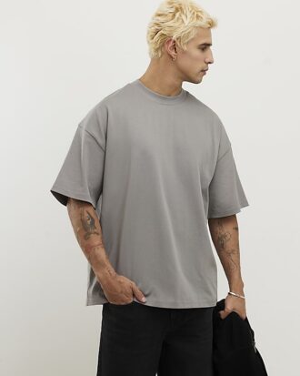 Grå T-shirt i oversized-modell