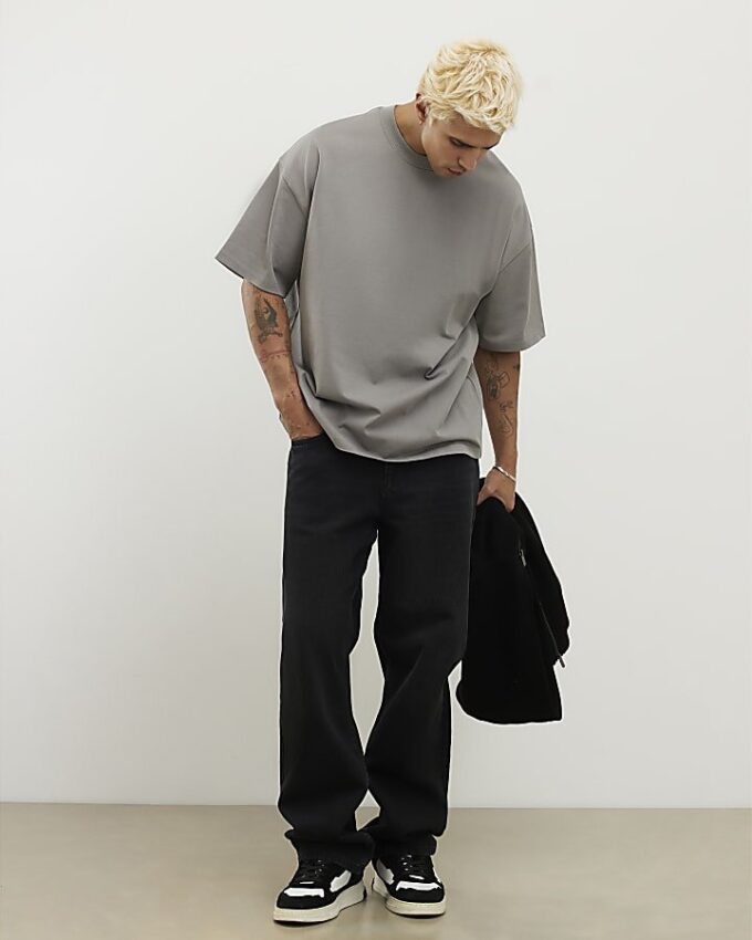 Grå T-shirt i oversized-modell