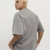 Grå T-shirt i oversized-modell