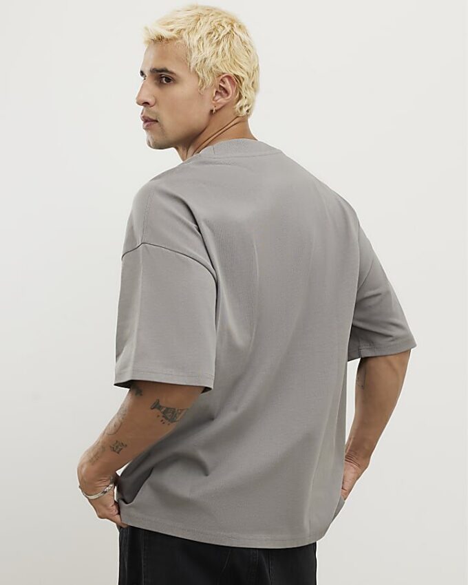 Grå T-shirt i oversized-modell