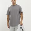 Grå T-shirt med normal passform och rundad fåll
