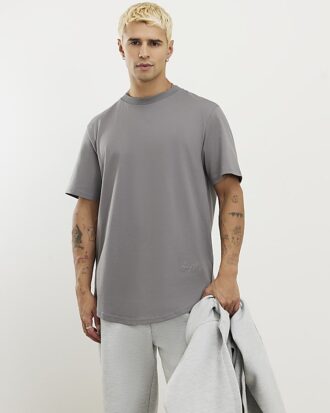 Grå T-shirt med normal passform och rundad fåll