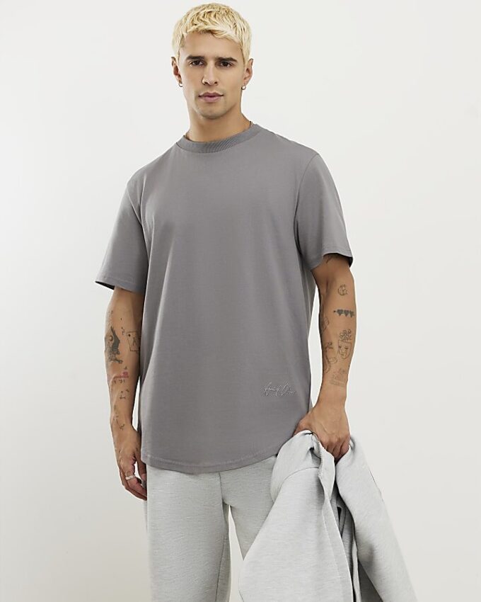 Grå T-shirt med normal passform och rundad fåll