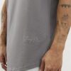 Grå T-shirt med normal passform och rundad fåll