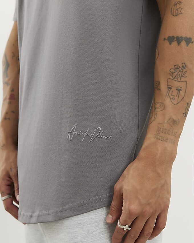 Grå T-shirt med normal passform och rundad fåll