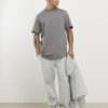 Grå T-shirt med normal passform och rundad fåll