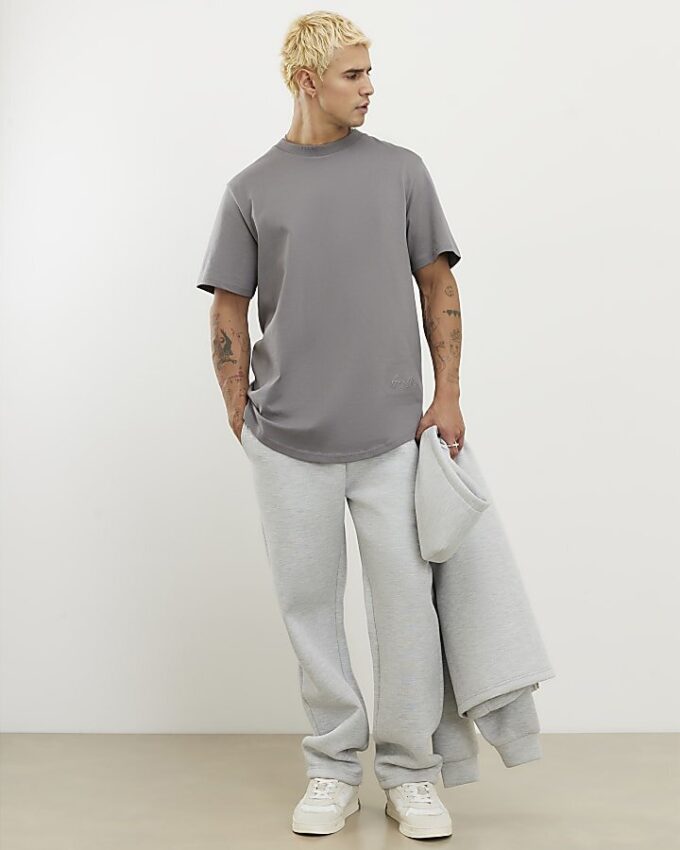 Grå T-shirt med normal passform och rundad fåll