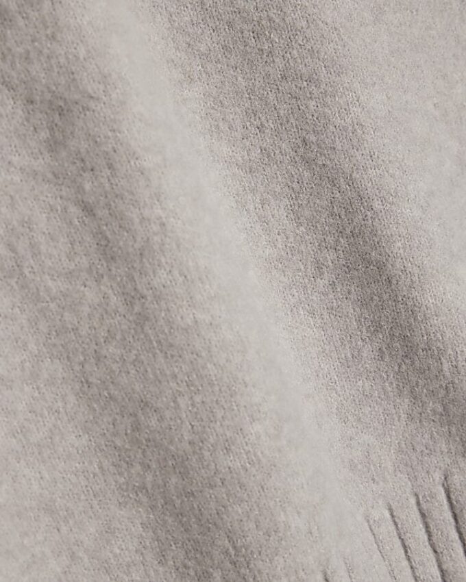 Grå tröja med kontrasterande detaljer