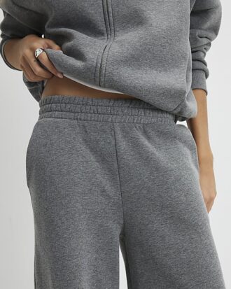 Gråa joggingbyxor med vida ben