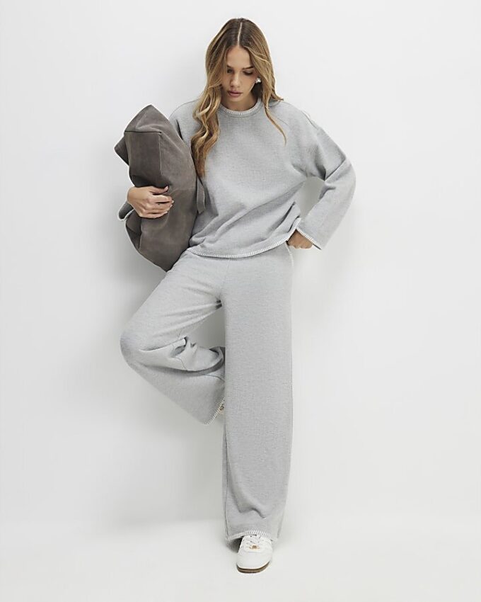 Gråa mysiga joggingbyxor med breda ben och whipstitch