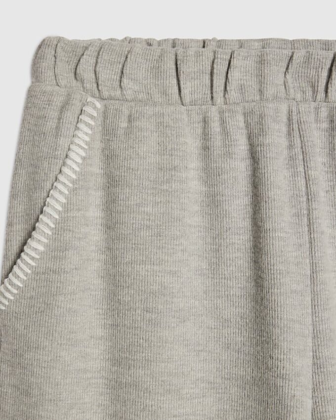 Gråa mysiga joggingbyxor med breda ben och whipstitch
