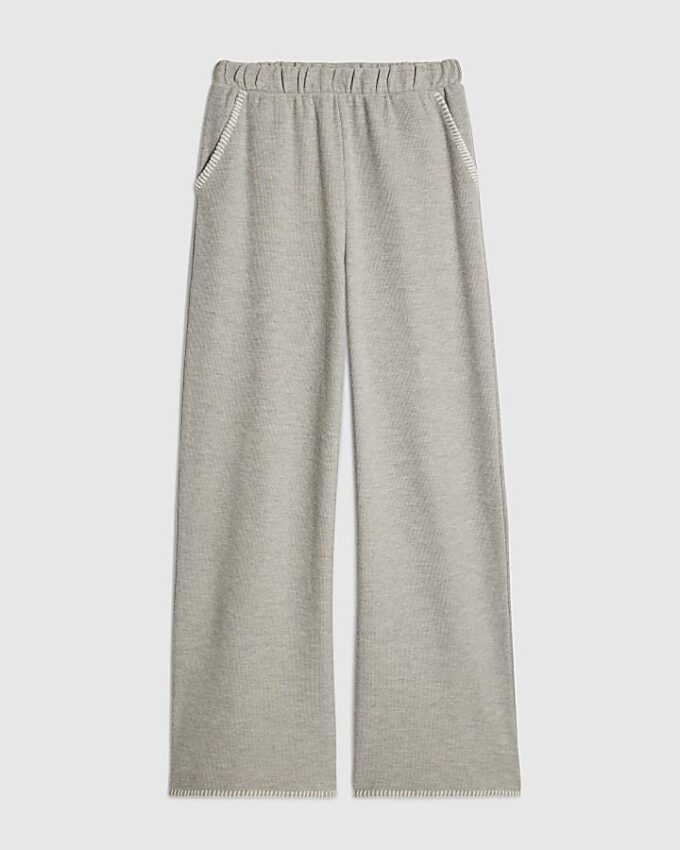 Gråa mysiga joggingbyxor med breda ben och whipstitch