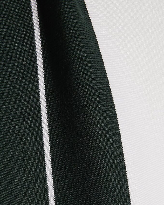 Grön slim fit-polotröja med färgblockerade ränder Grön slim fit-polotröja med färgblockerade ränder