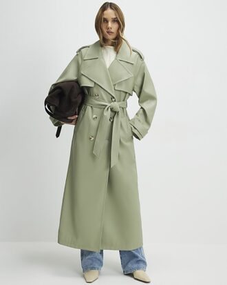 Grön trenchcoat i konstläder med bälte