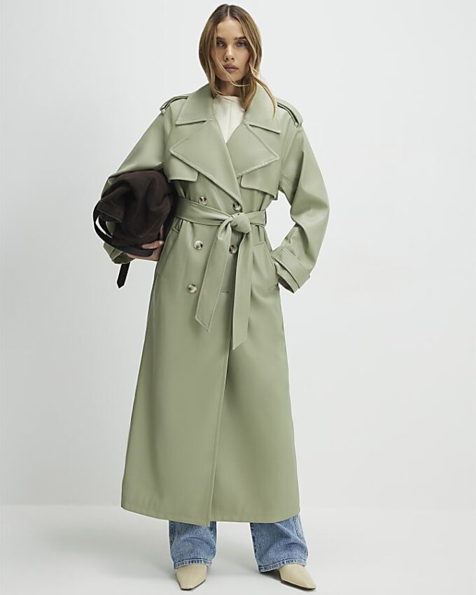 Grön trenchcoat i konstläder med bälte