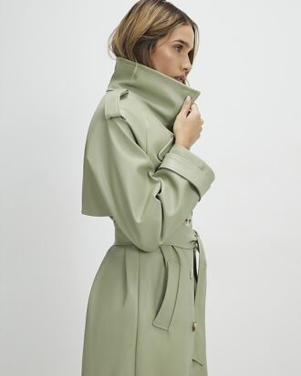 Grön trenchcoat i konstläder med bälte