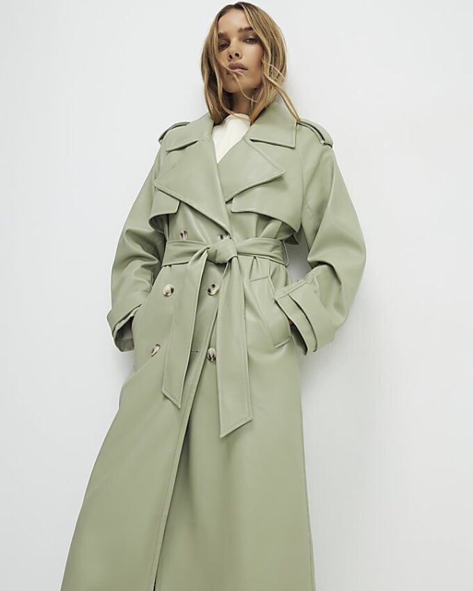 Grön trenchcoat i konstläder med bälte