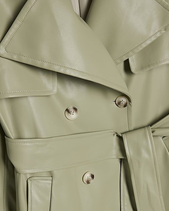 Grön trenchcoat i konstläder med bälte