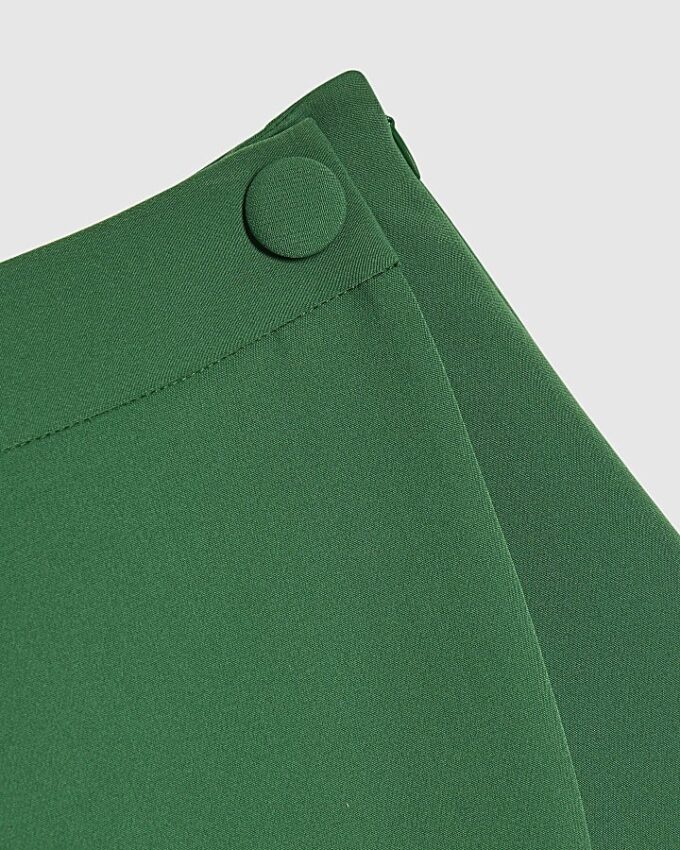 Grön wrap-skort med knappdetaljer