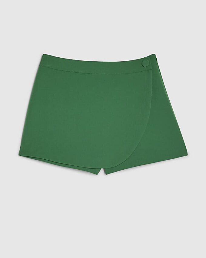 Grön wrap-skort med knappdetaljer