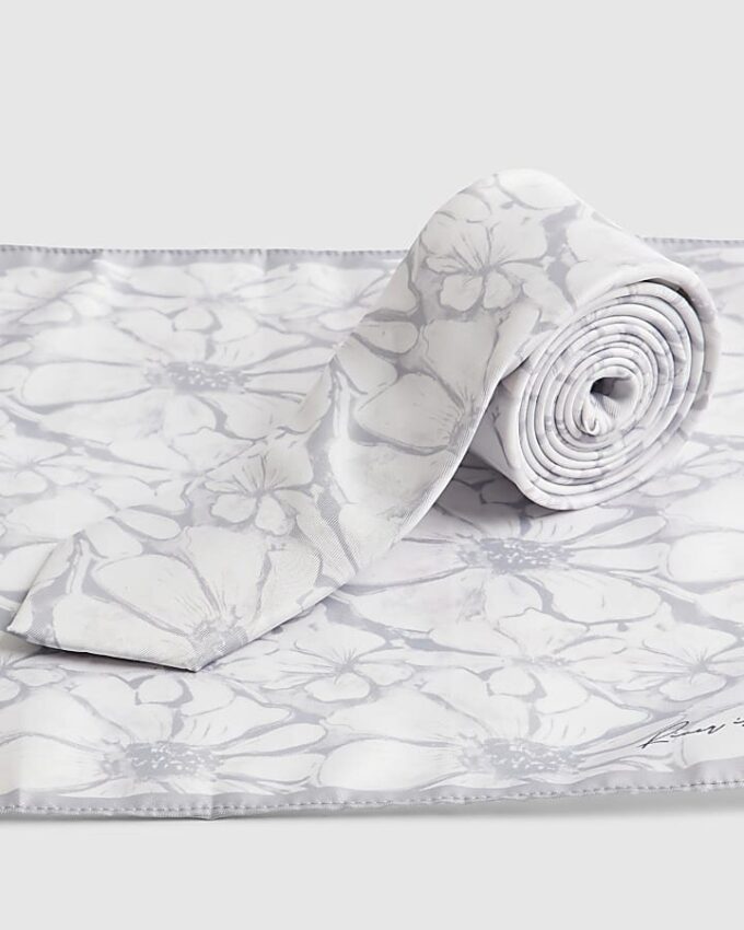 Grått blommigt slips- och näsduksset