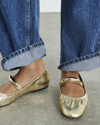 Guldfärgade ballerinaskor med armband
