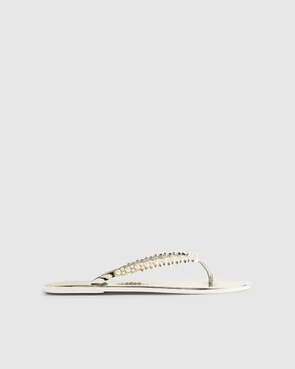 Guldfärgade flip-flops med pärldetaljer