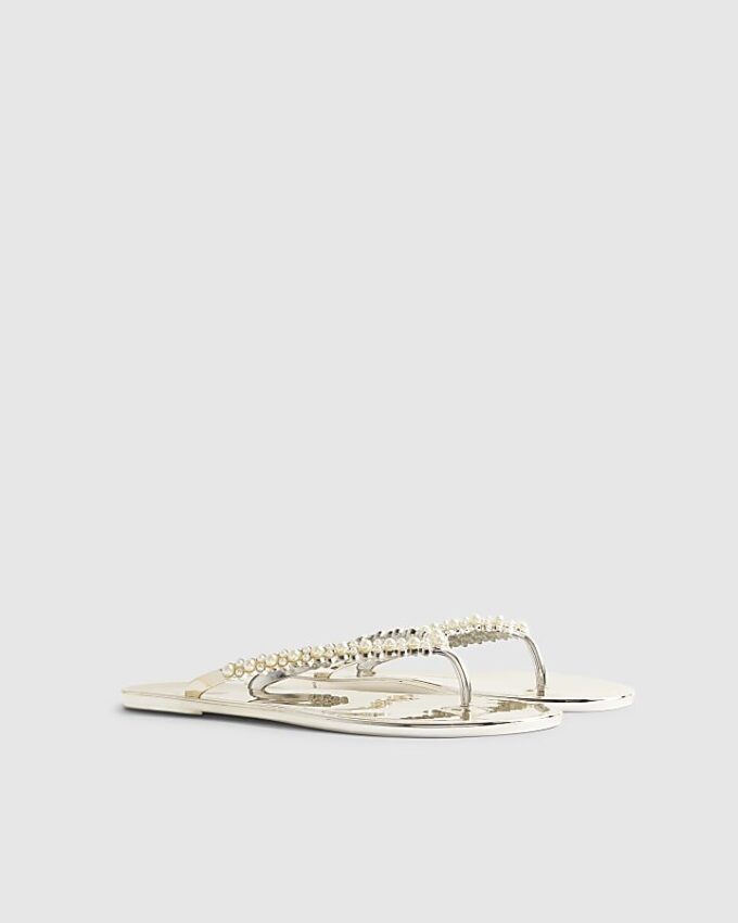 Guldfärgade flip-flops med pärldetaljer