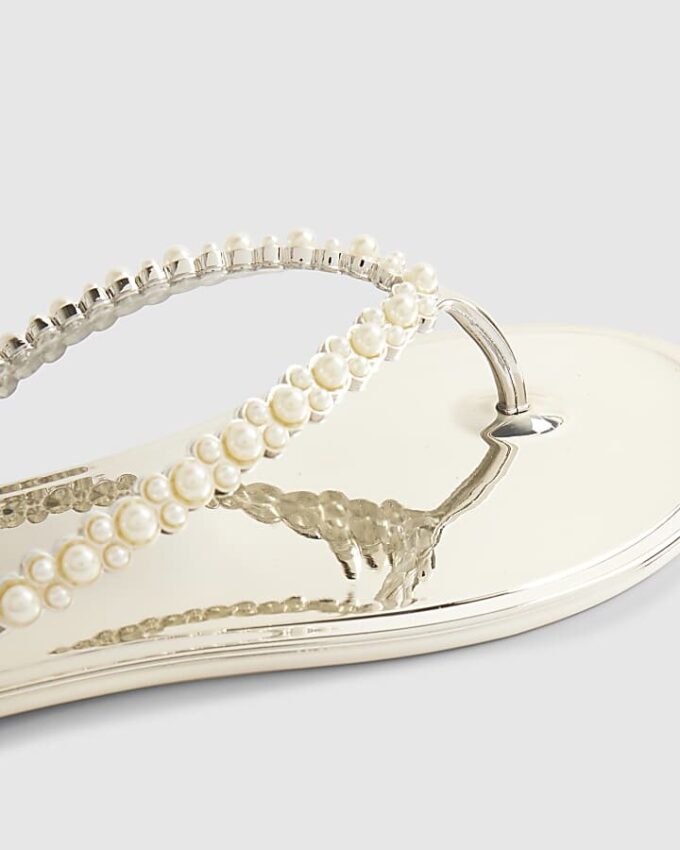 Guldfärgade flip-flops med pärldetaljer