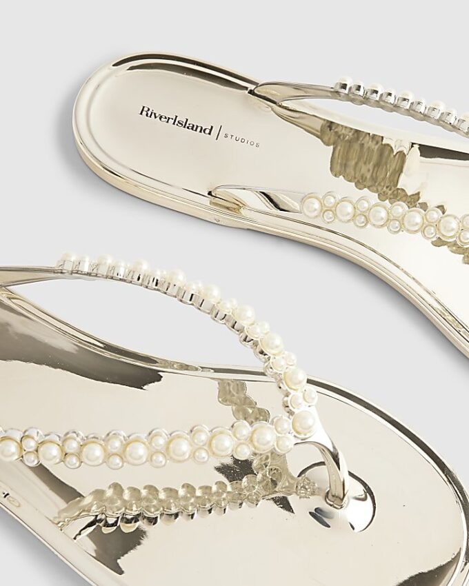 Guldfärgade flip-flops med pärldetaljer