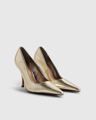 Guldfärgade pumps med klack