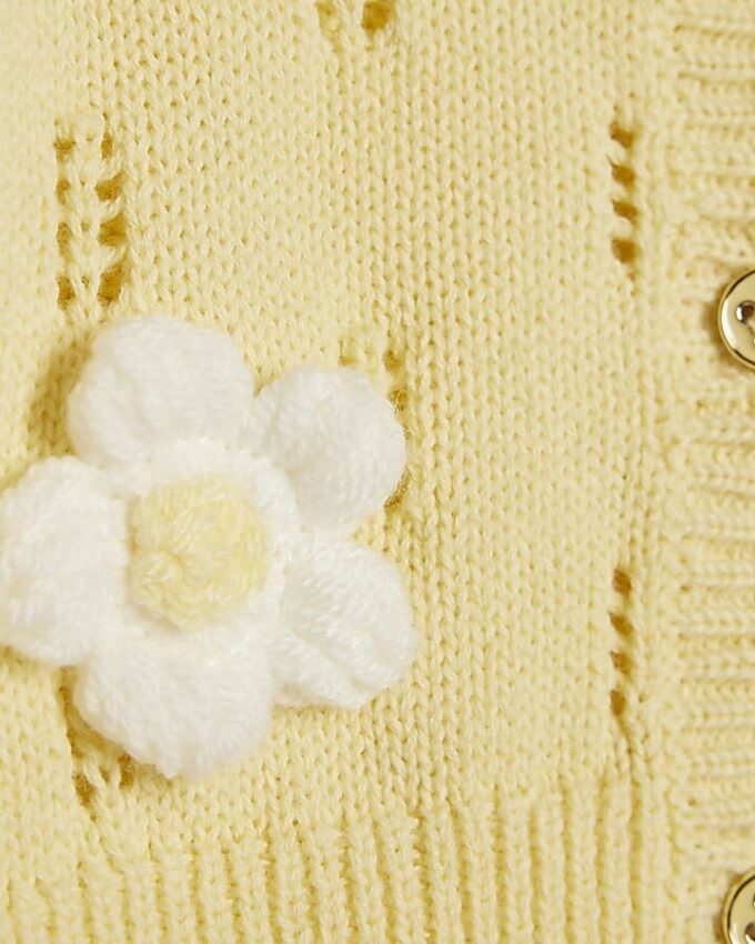 Gult stickat toppset med broderade prästkragar för flickor