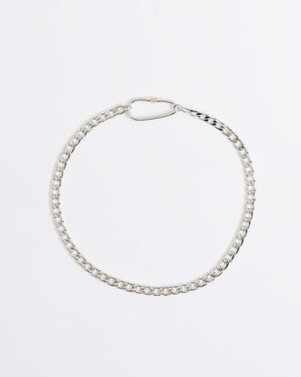 Halsband i silver och blandade metaller