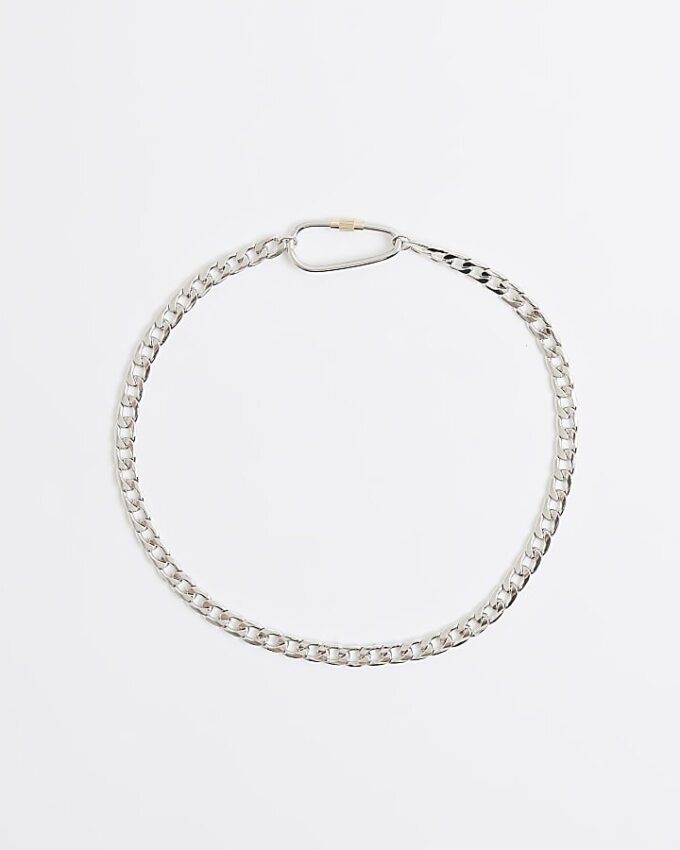 Halsband i silver och blandade metaller