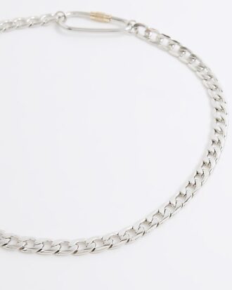 Halsband i silver och blandade metaller