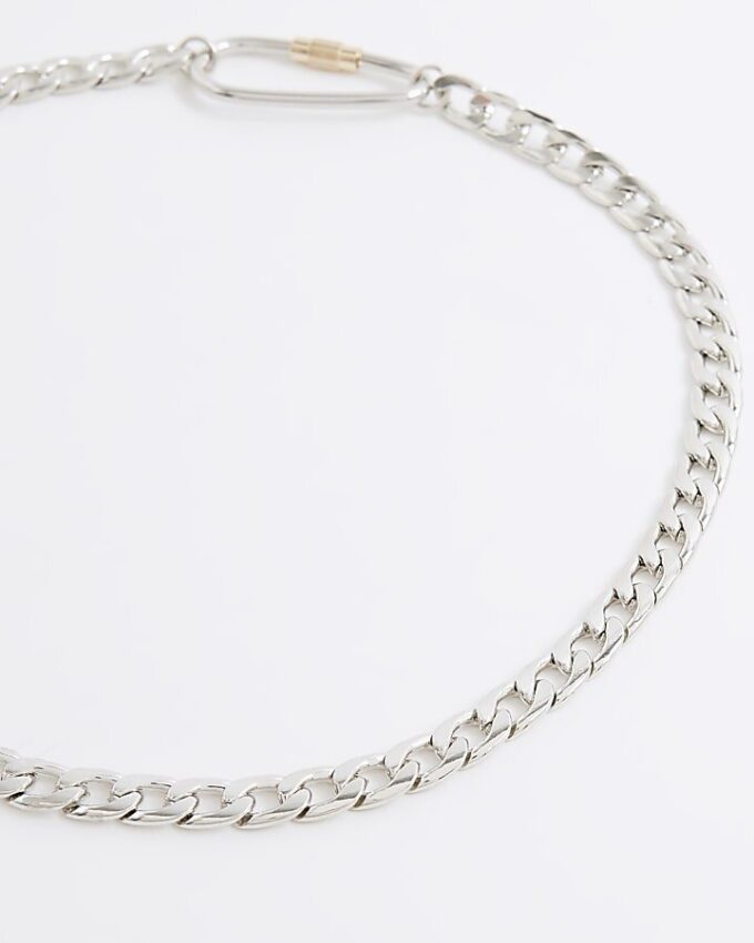 Halsband i silver och blandade metaller