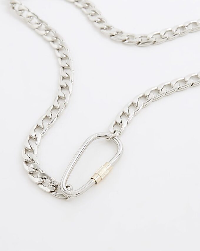 Halsband i silver och blandade metaller
