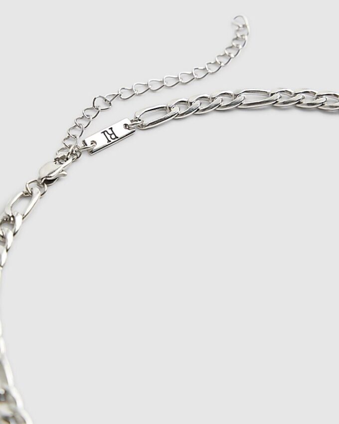 Halsband i silverfärgat stål